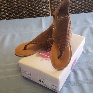Very cute sandals brand new. Never worn .